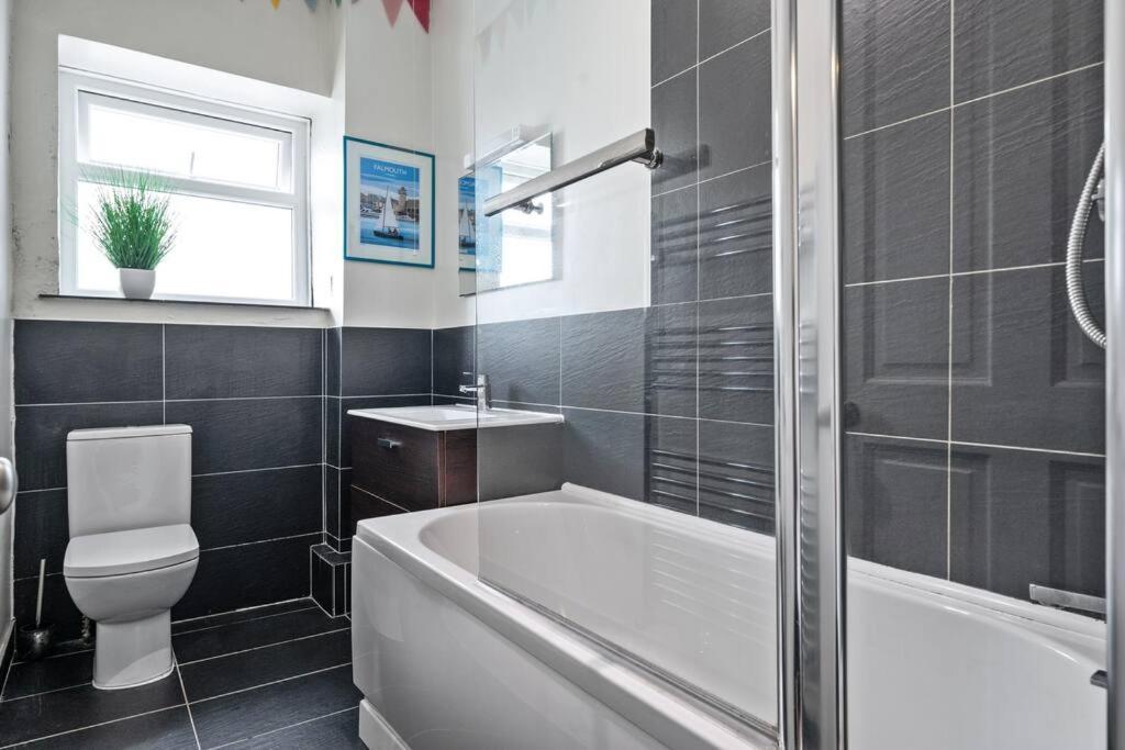 Pendennis - Bright Victorian Flat, Sea Views & Close To Beach فالموث المظهر الخارجي الصورة